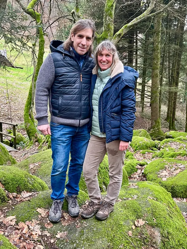 Sabine Proft und Gerhard Rettinger bei einer Wanderung im Wald