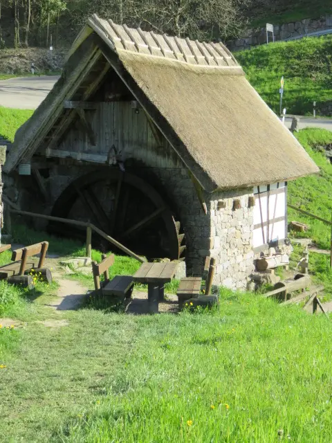 Alte Mühle mit Strohdach am Mühlenweg