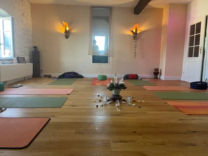 Yoga- und Meditationsraum mit Matten auf dem Holzboden
